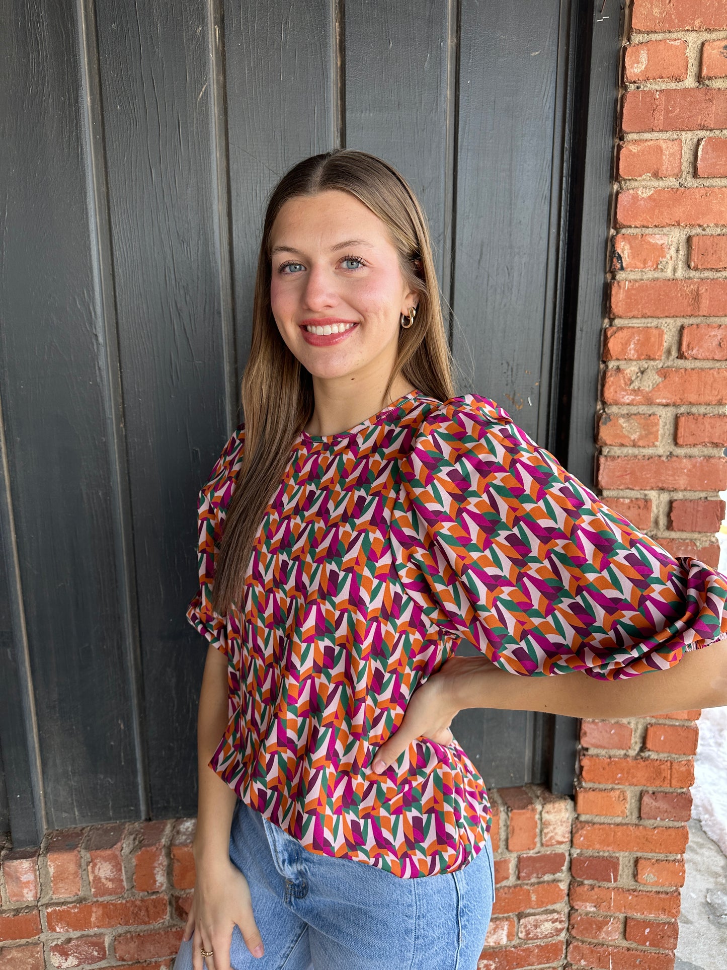 Abstract 3/4 puff sleeve top