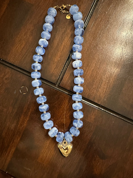 Chunky acrylic necklace with heart - blue