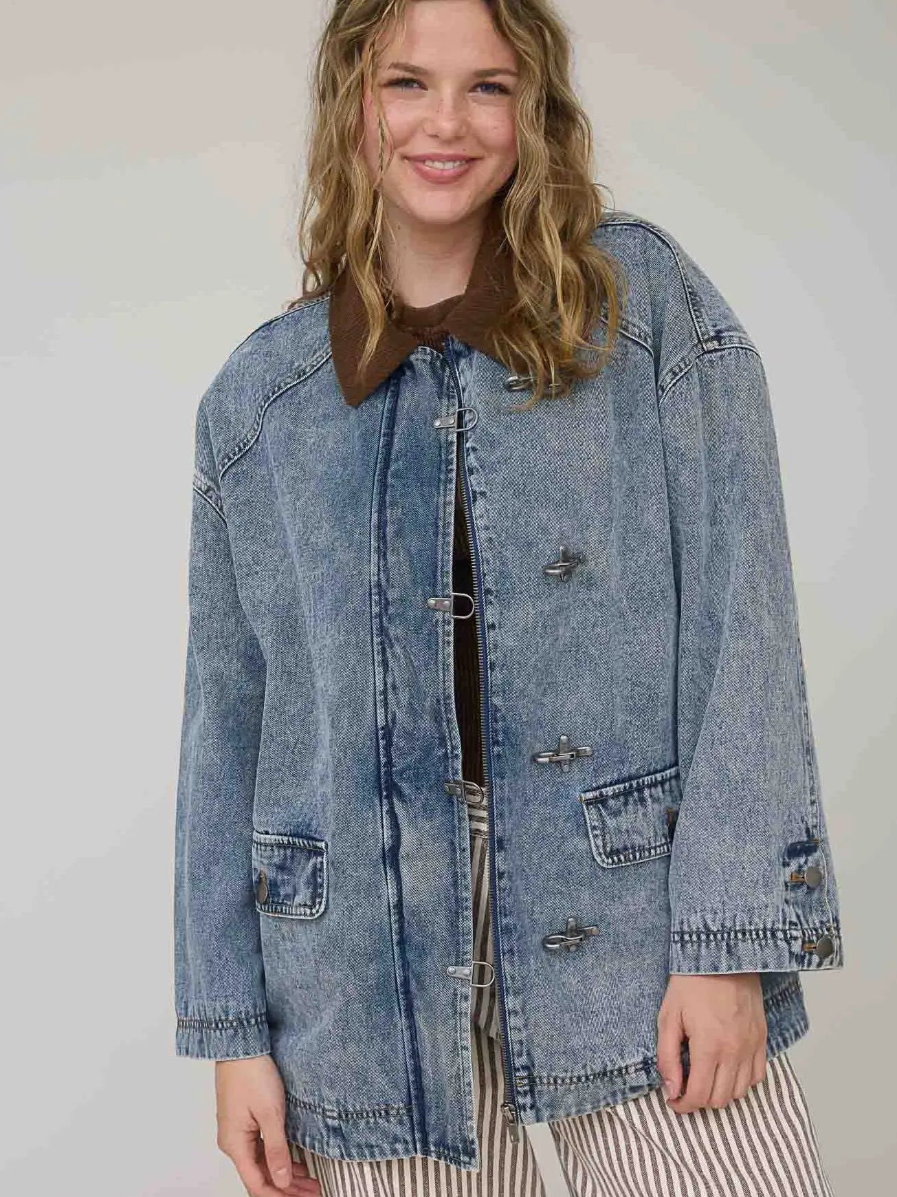 Contrast Collar Latch Hook Washed Denim Jacket