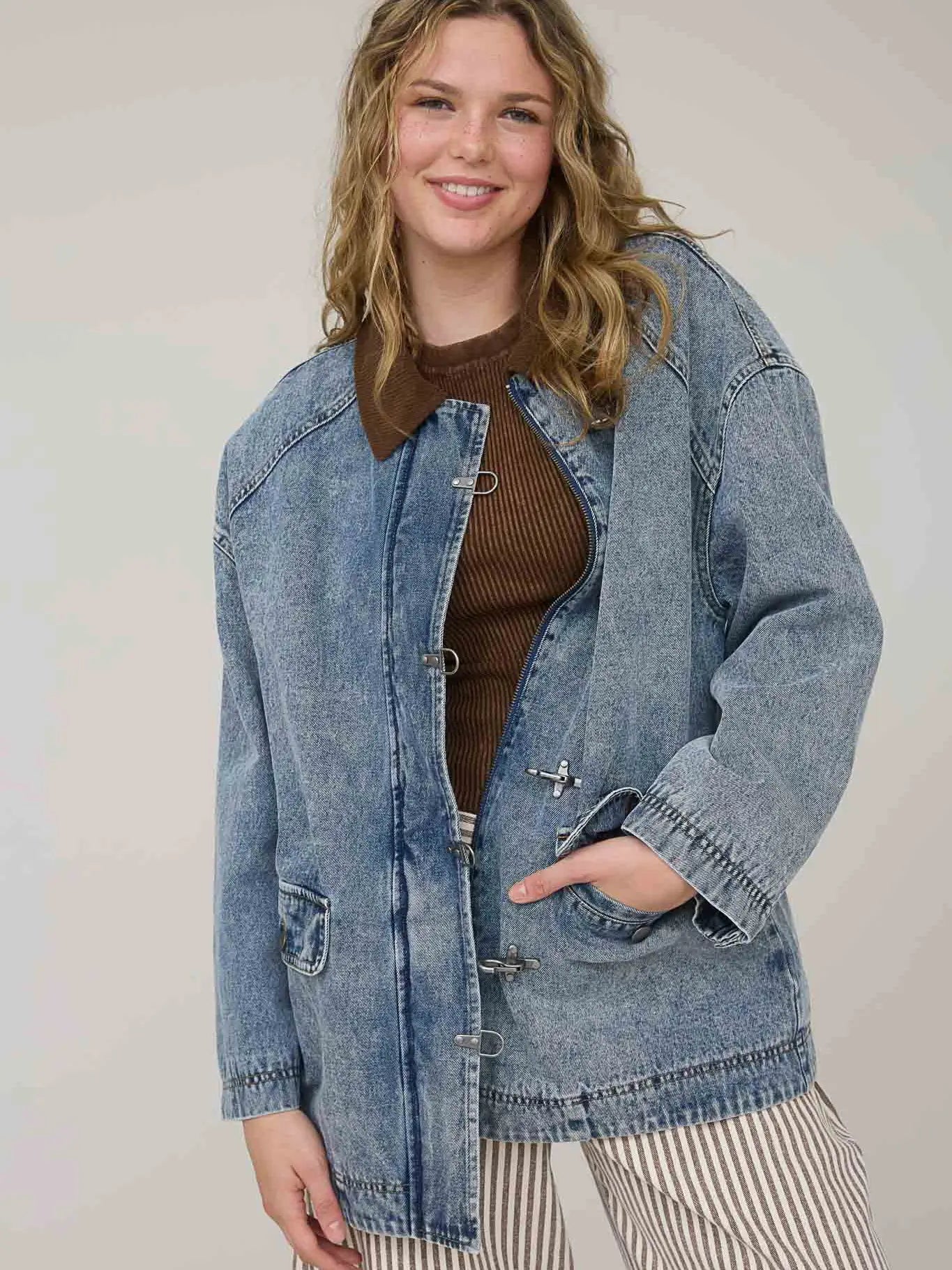 Contrast Collar Latch Hook Washed Denim Jacket