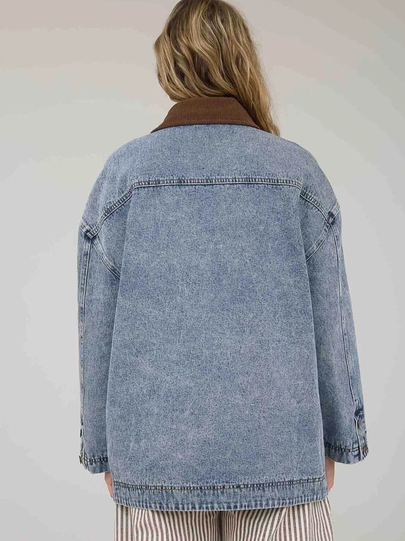 Contrast Collar Latch Hook Washed Denim Jacket